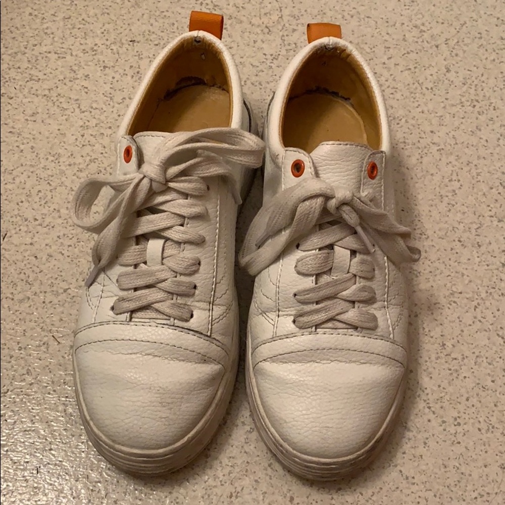 White round toe lace up sneakers
